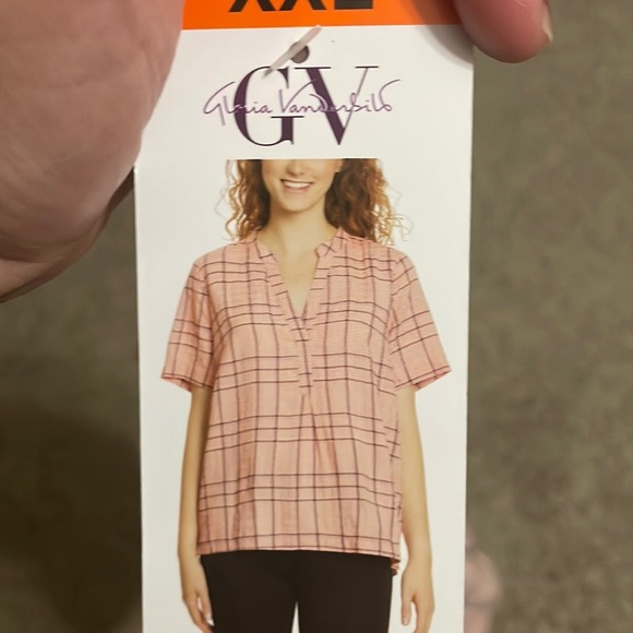 - - - Woman’s Gloria Vanderbilt tops - Picture 1 of 2